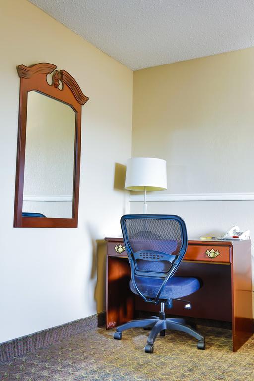 Super 8 By Wyndham Charlotte University Экстерьер фото